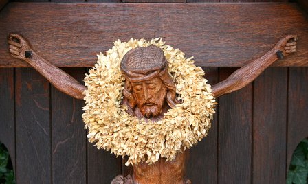 Ein Kruzifix während einer Prozession zu Ostern