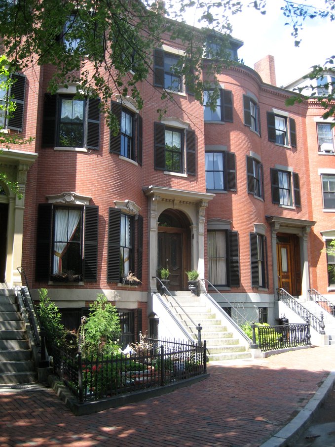 Diese Reihenhäuser im South End wurden aus roten Ziegeln errichtet. Die Verzierungen sind aus Sandstein sind. Das Haus ist im Stil der Neorenaissance gehalten